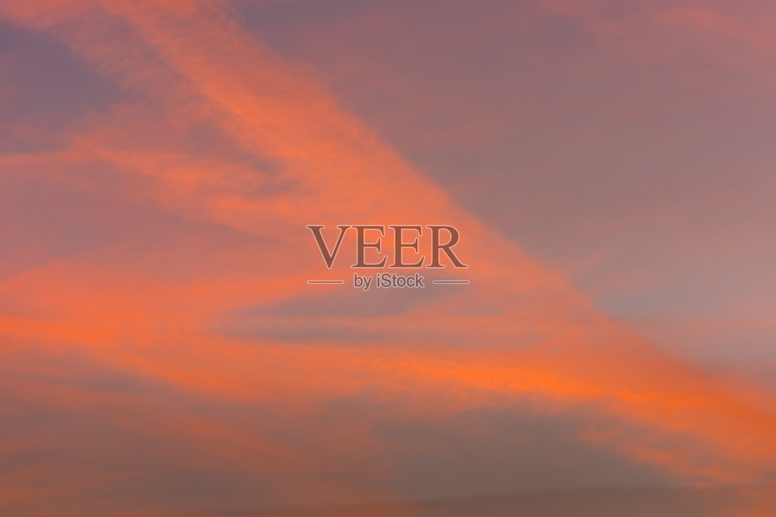 日落时分，天空中飘浮着五颜六色的红云照片摄影图片