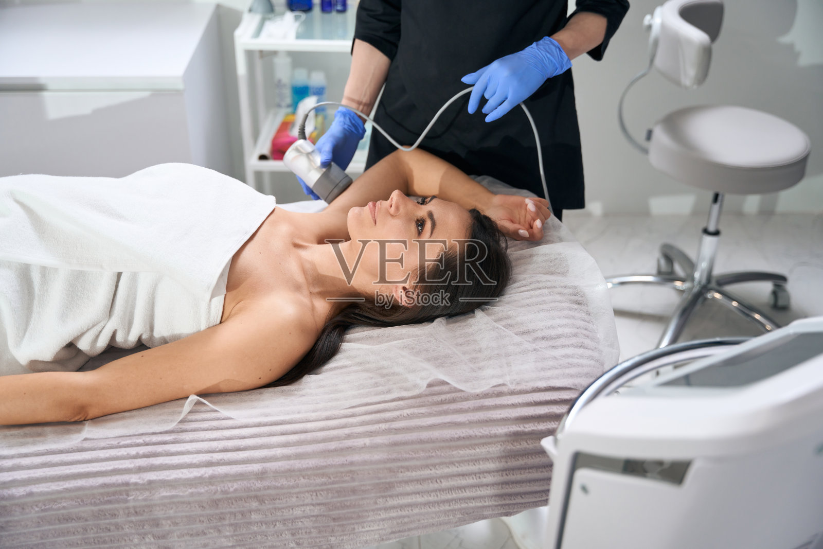 为女性进行抗衰老疗程的护士照片摄影图片