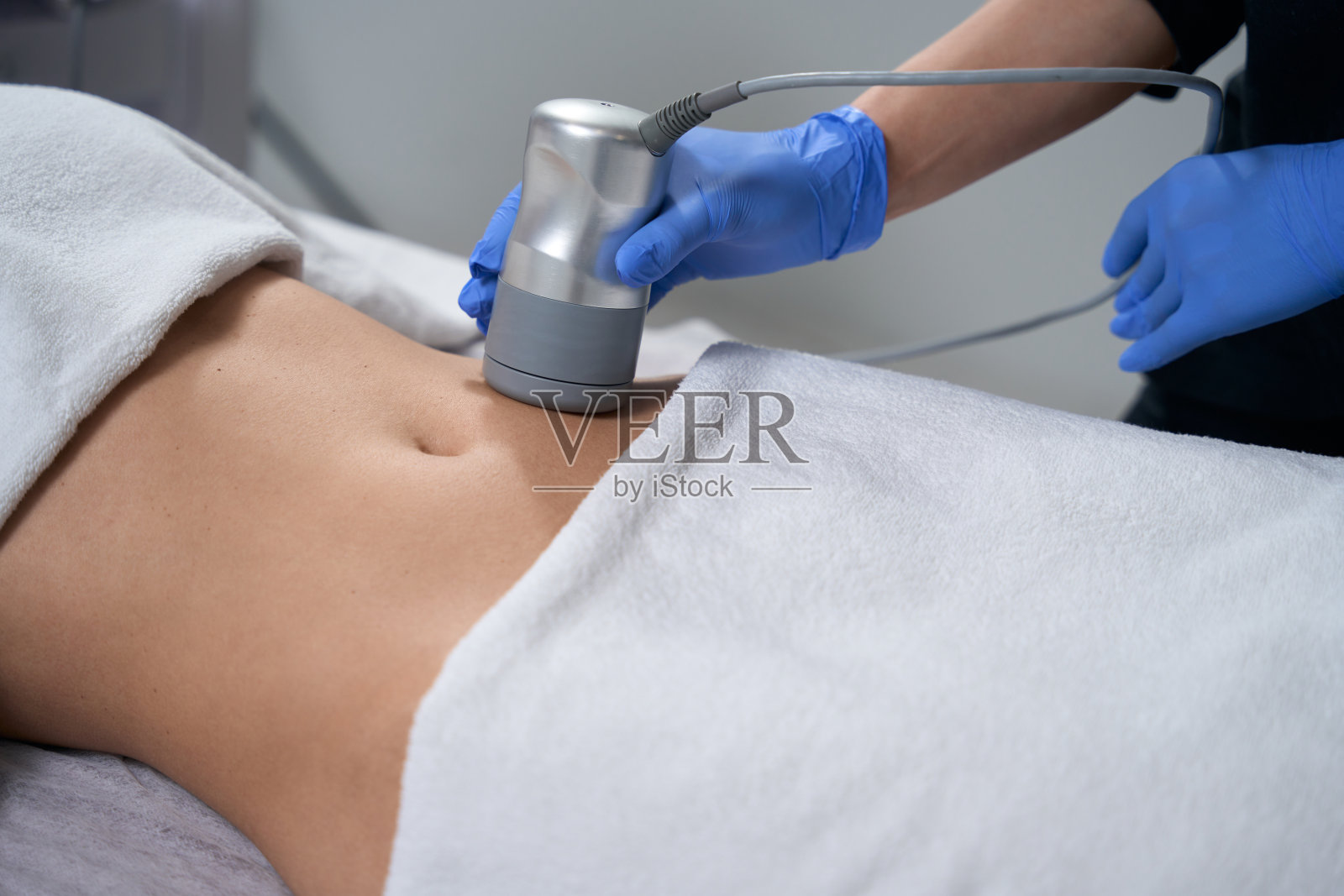 医生正在做皮肤抗衰老疗程照片摄影图片