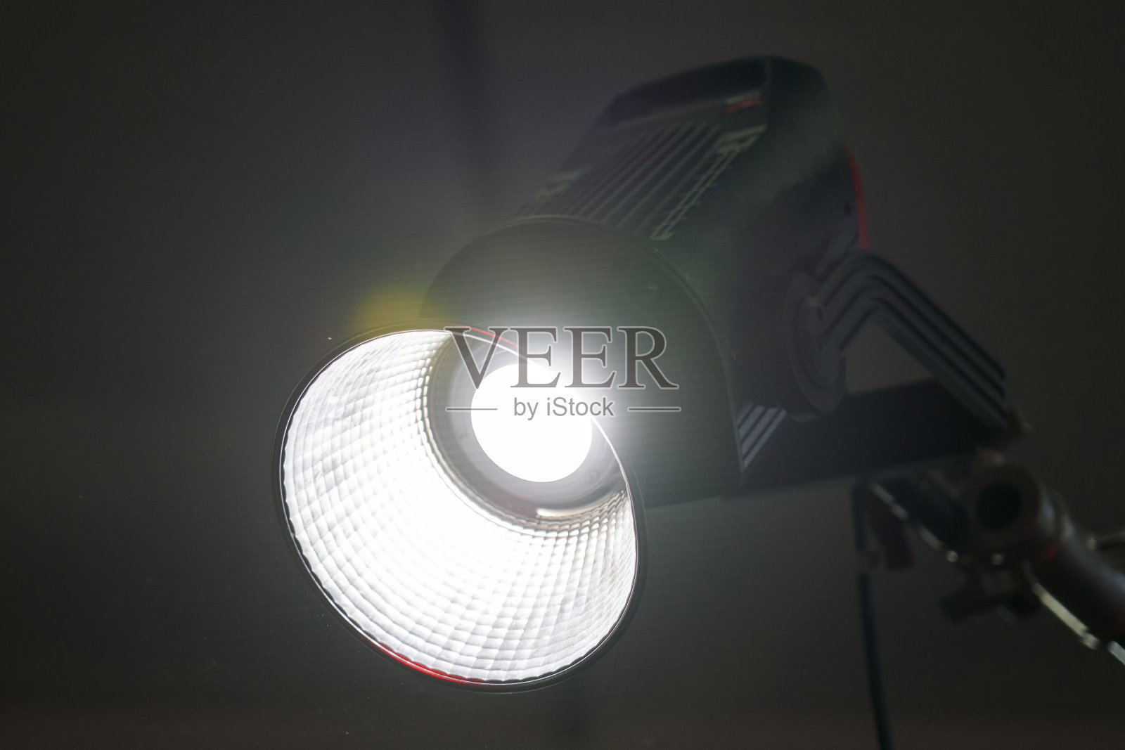 LED块发光明亮的光。专业拍摄照明照片摄影图片