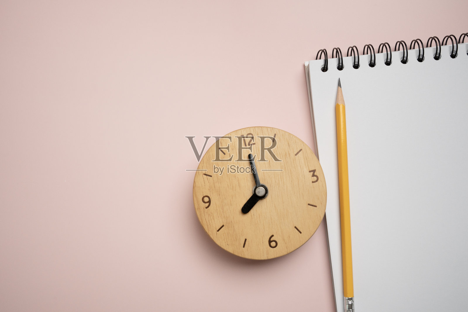 复古闹钟和笔记纸在粉红色的桌子背景，复古风格，平铺照片摄影图片