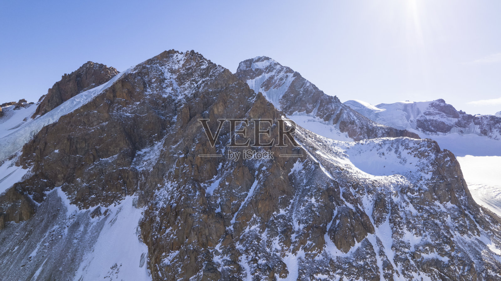 大冰川之间的高雪山。照片摄影图片