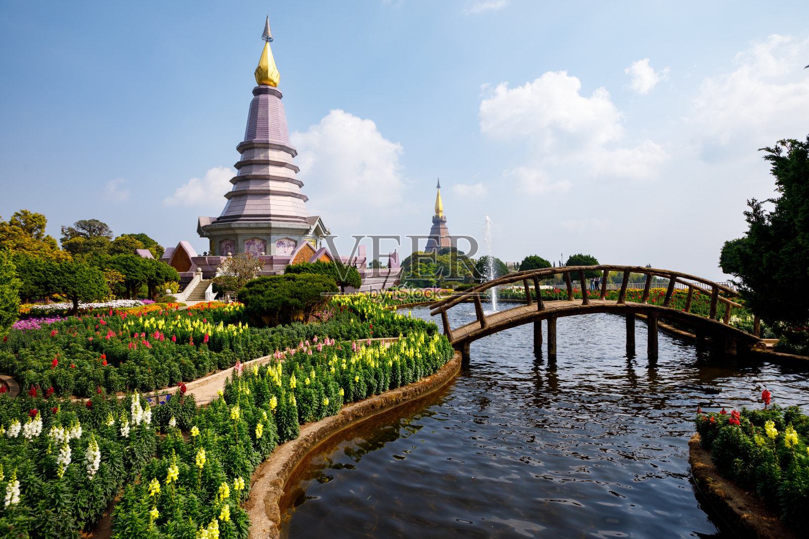 泰国清迈因他侬山顶的两座宝塔景观。照片摄影图片