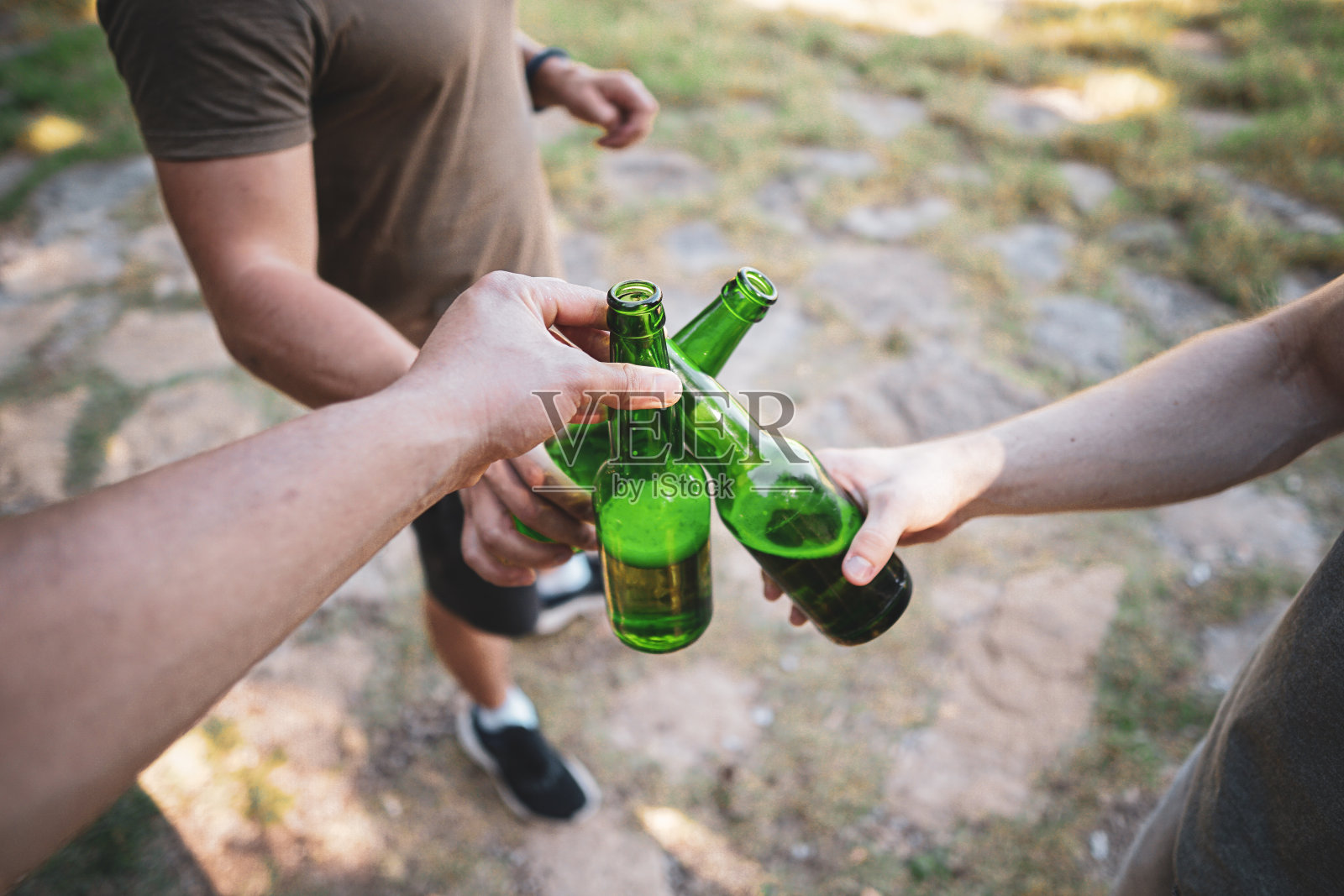人们在大自然中碰杯，欢呼，举杯庆祝照片摄影图片