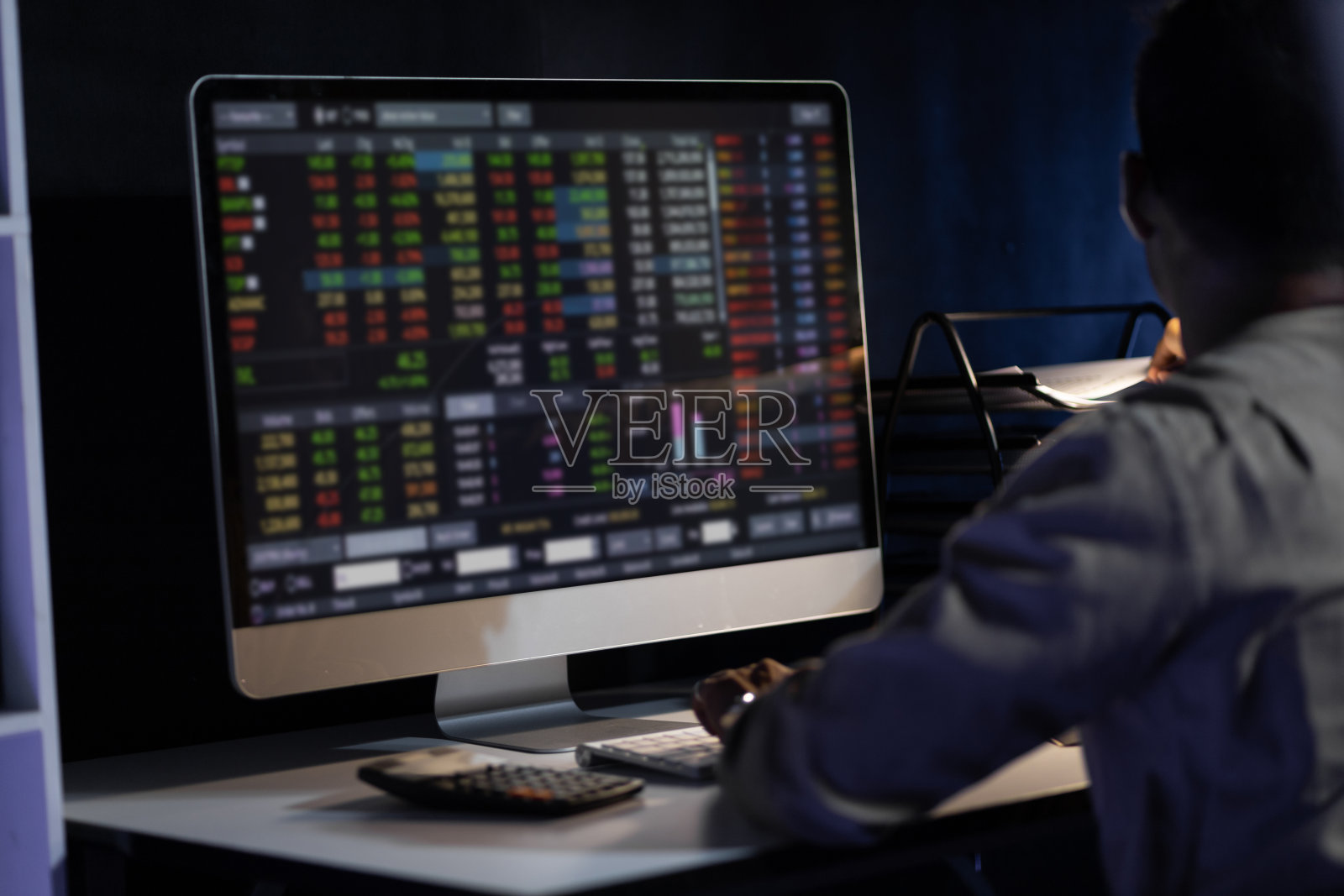 一个有责任心、有决心的商人，经常在夜班办公室对着电脑加班。照片摄影图片