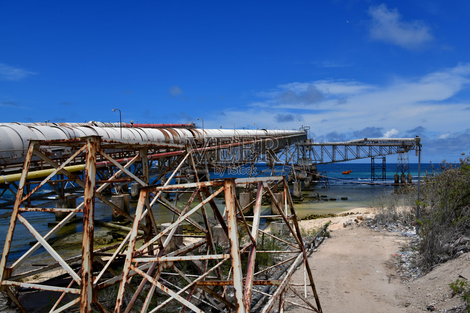 瑙鲁磷酸盐悬臂-生锈的传送带，爱沃，瑙鲁港照片摄影图片