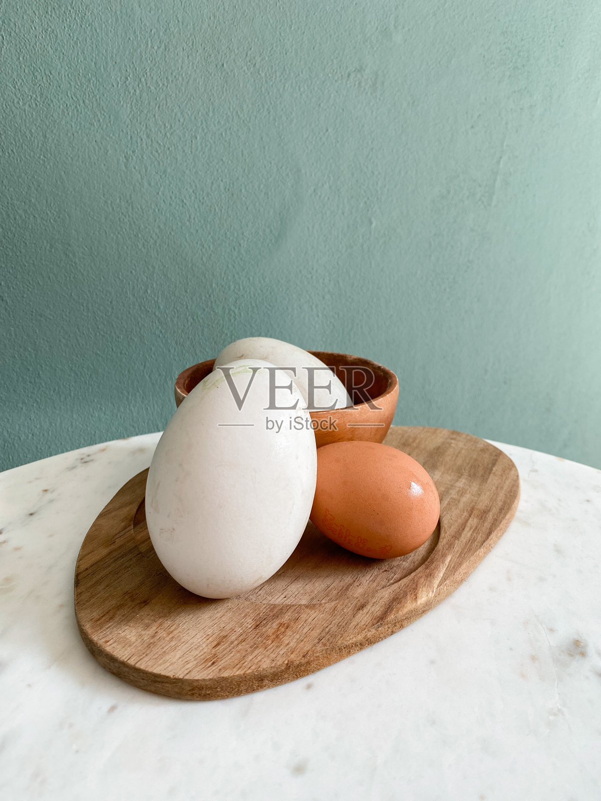 背景有大鹅蛋和小鸡蛋照片摄影图片