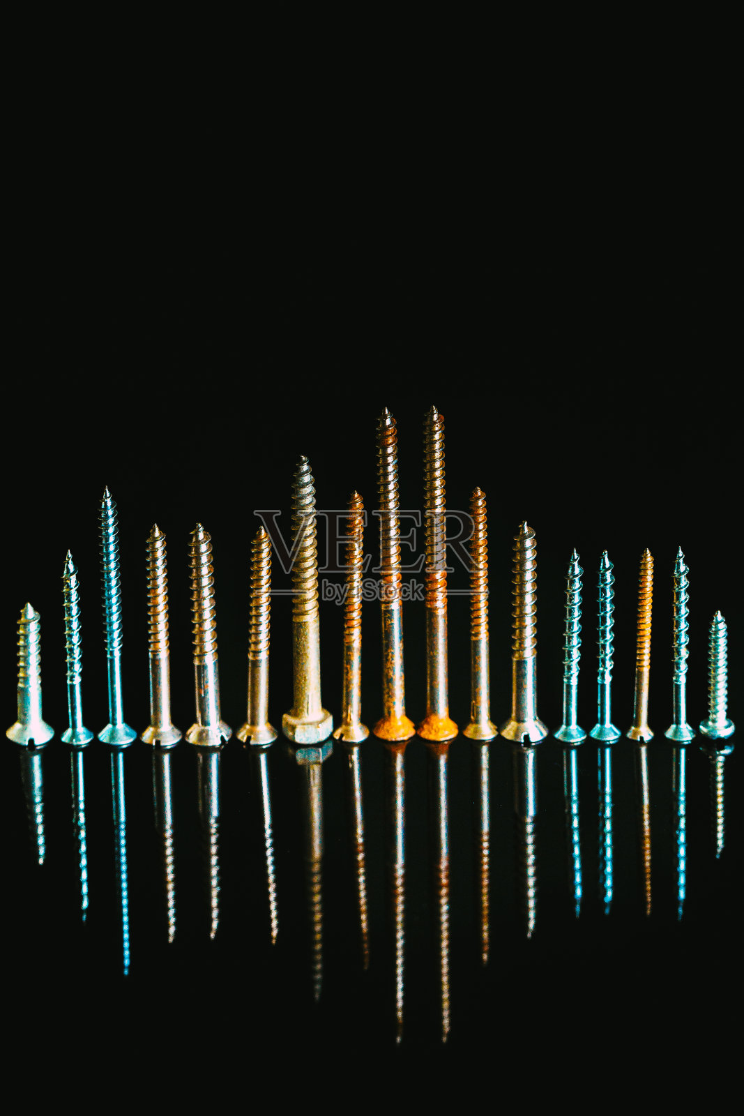 由螺丝制成的城市天际线-建筑概念照片摄影图片