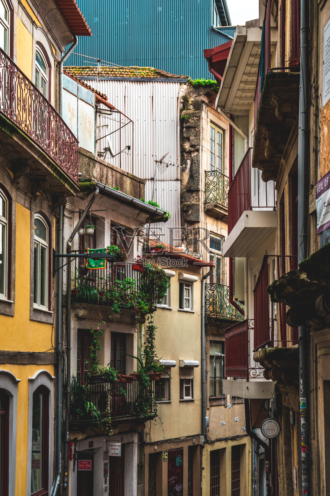 老波尔图城，建筑在Ribeira，杜罗河，葡萄牙照片摄影图片