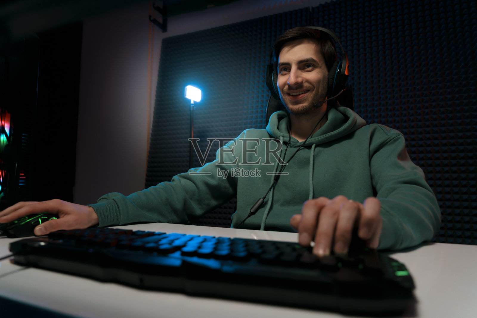 快乐的电子竞技玩家在暗室玩电子游戏照片摄影图片