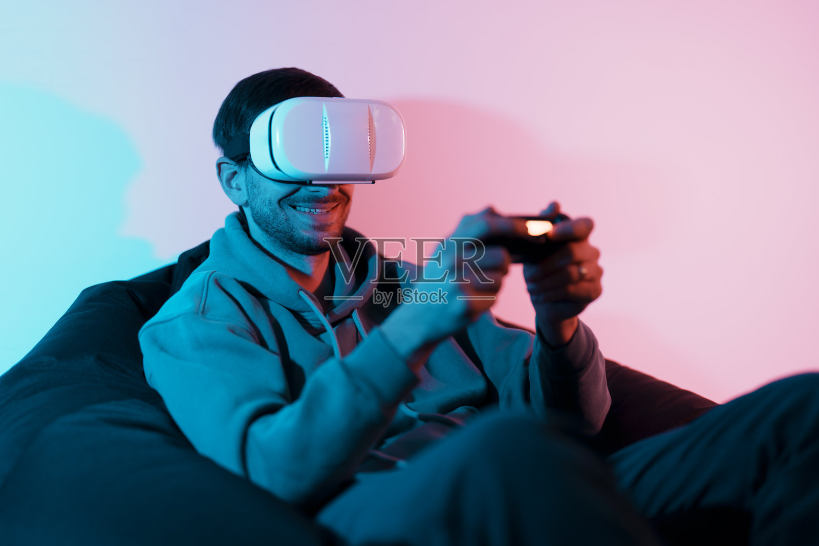男子带着虚拟现实耳机玩视频游戏照片摄影图片