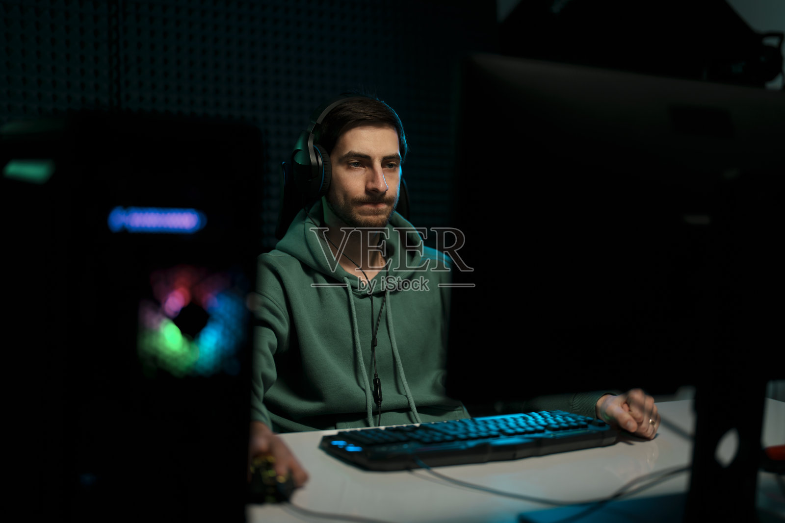 男性电子竞技玩家正在玩电脑游戏照片摄影图片