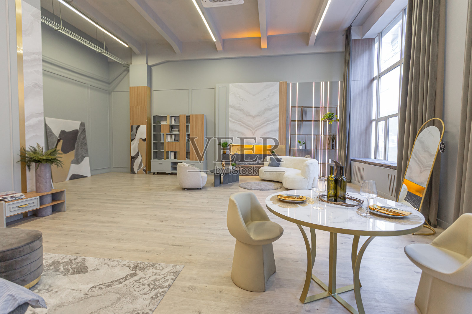 时尚豪华的室内现代工作室公寓在绿色柔和的颜色与木制元素。昂贵的家具和装饰品照片摄影图片