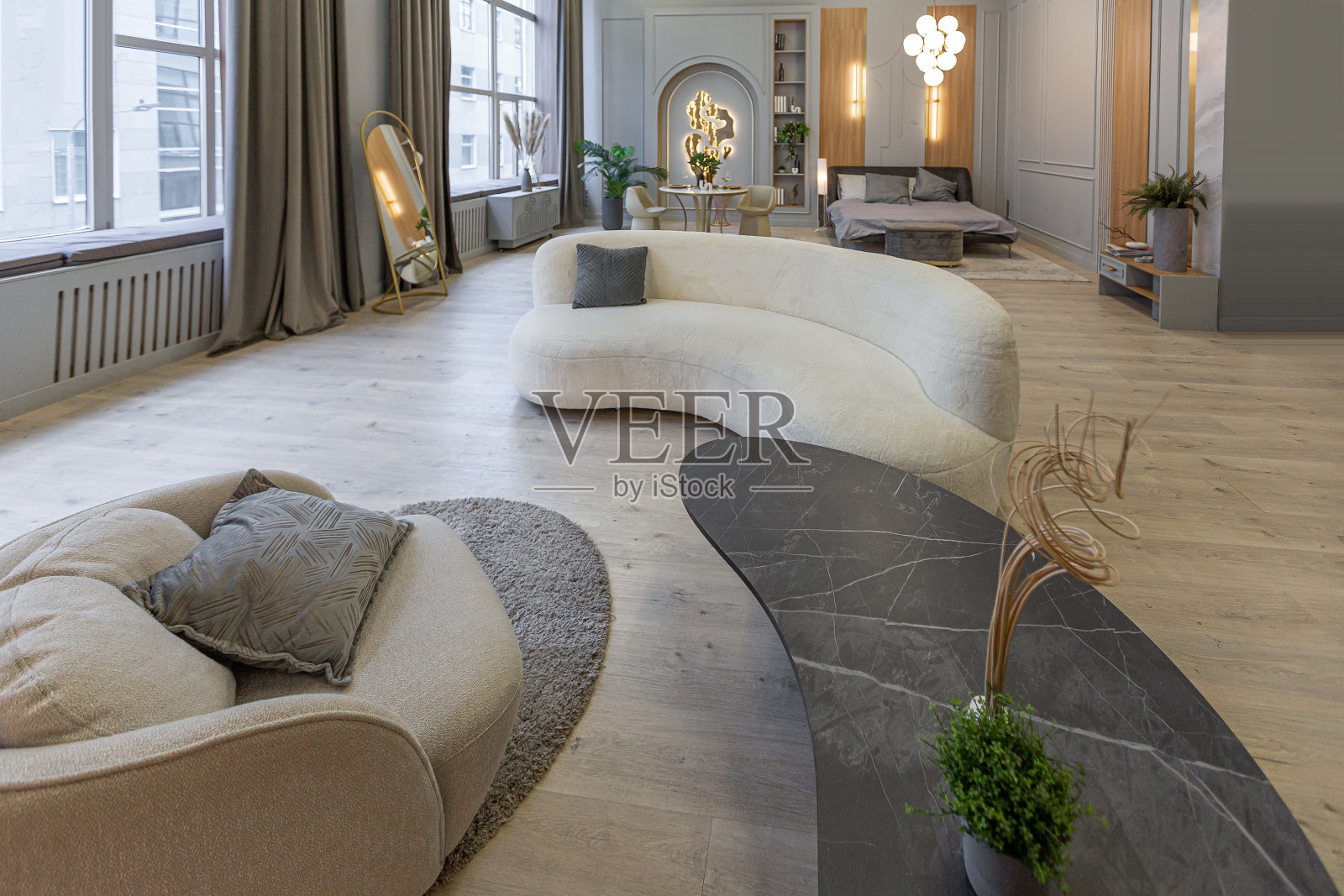 时尚豪华的室内现代工作室公寓在绿色柔和的颜色与木制元素。昂贵的家具和装饰品照片摄影图片