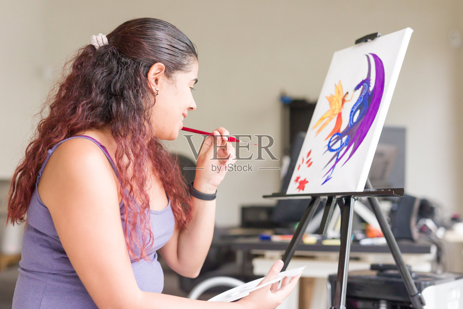 家用艺术放松心灵宁静。委内瑞拉南美女子闲暇时在室内作画照片摄影图片