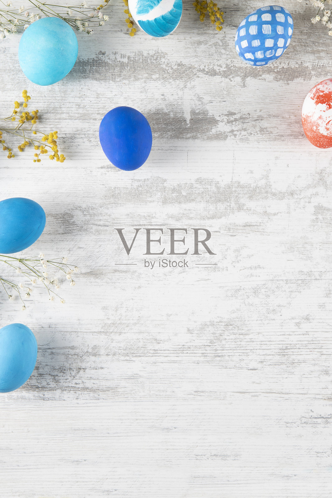 白色木制背景的复活节彩蛋照片摄影图片
