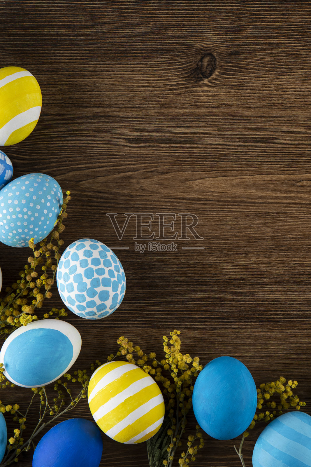 在棕色木头背景上画复活节彩蛋照片摄影图片