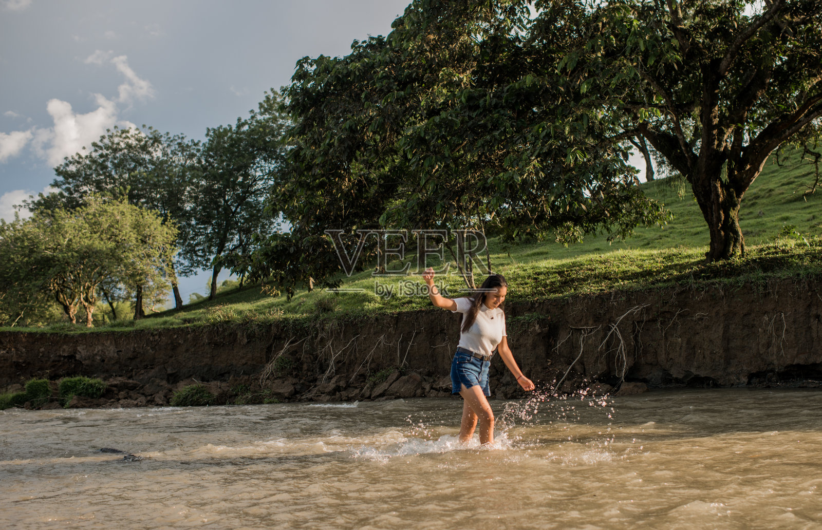年轻女子在户外。照片摄影图片
