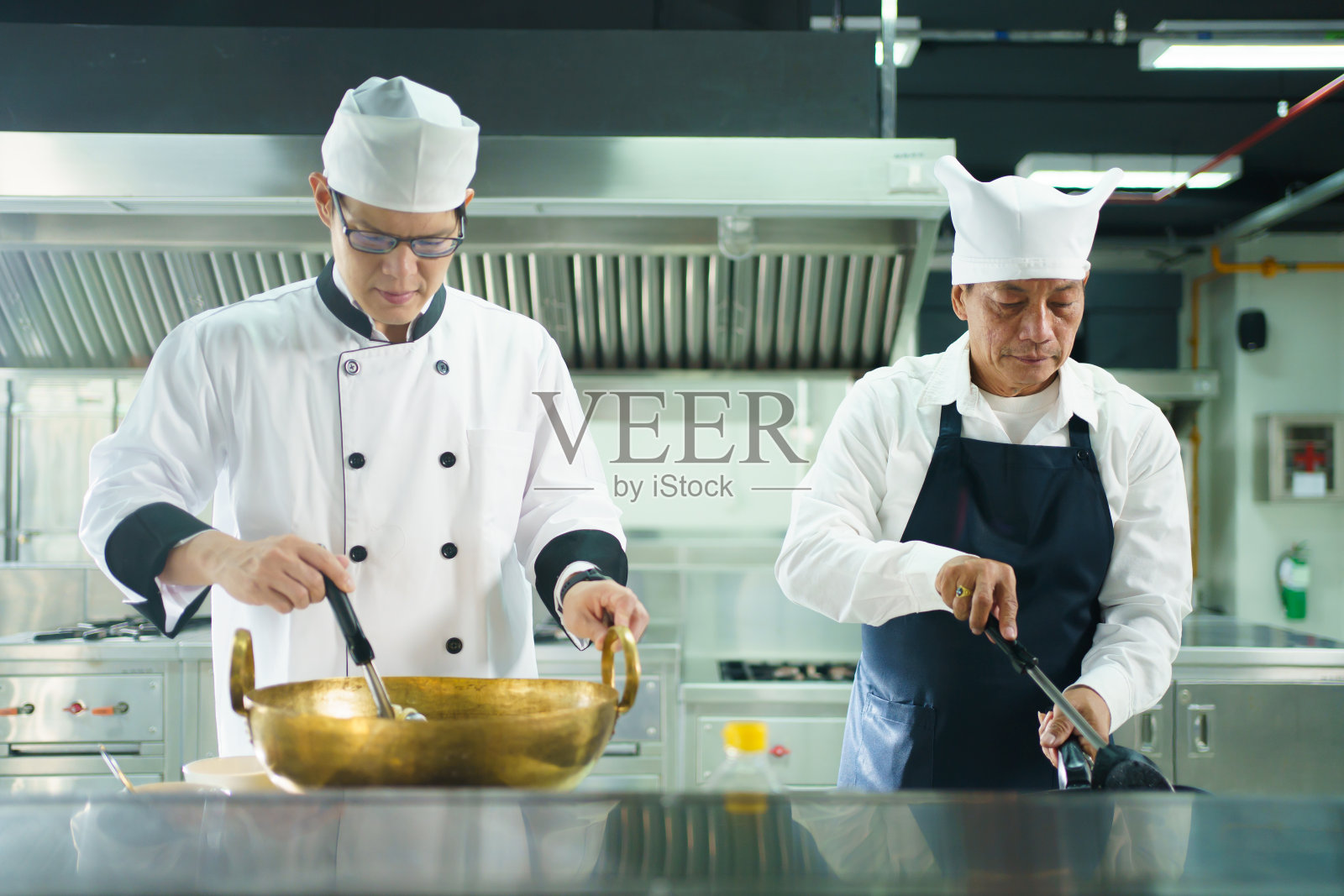 厨师在亚洲厨房烹饪。照片摄影图片