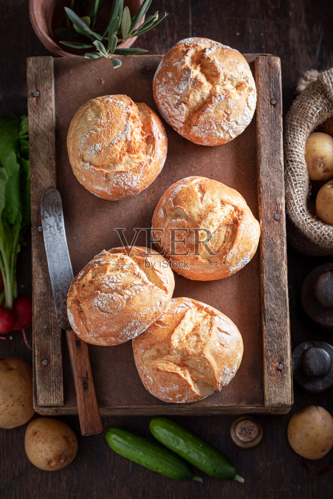 乡村地窖里自制的健康土豆面包。照片摄影图片
