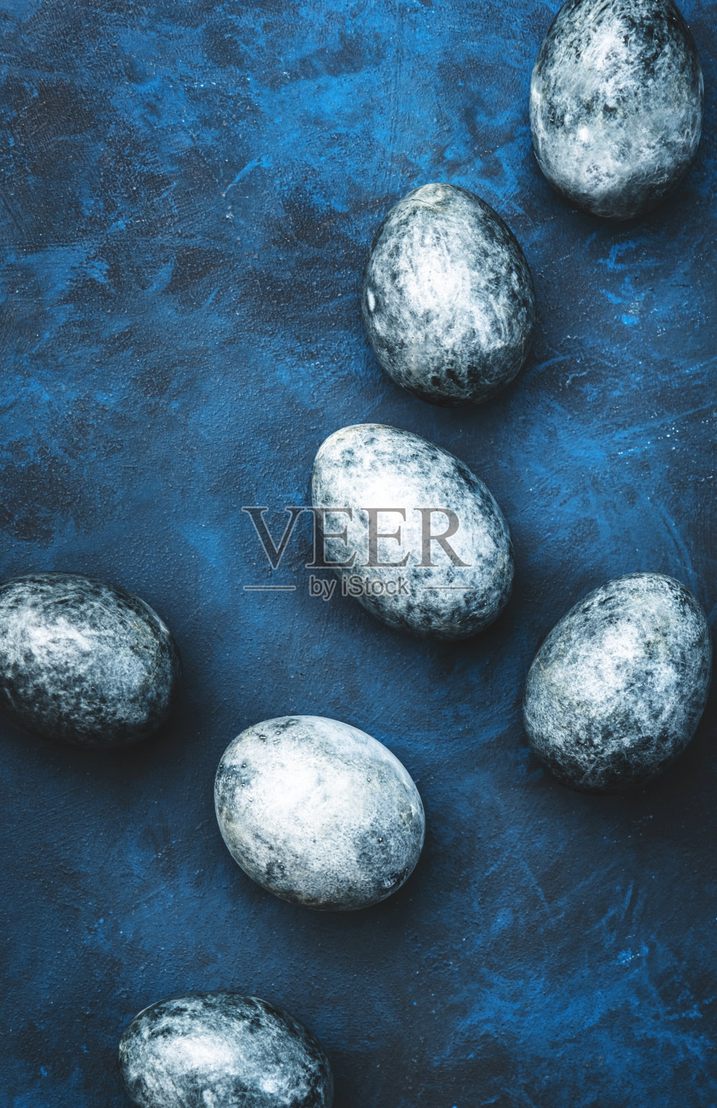 复活节构图与蓝色背景上的蓝色蛋，俯视图照片摄影图片