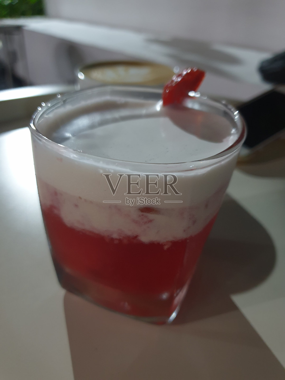 以甜草莓为原料饮用照片摄影图片