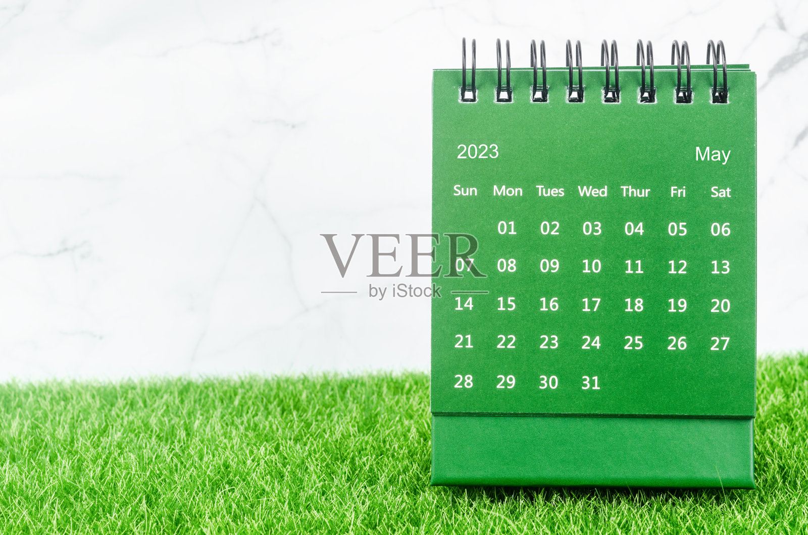 2023年草地上的绿色5月台历。照片摄影图片