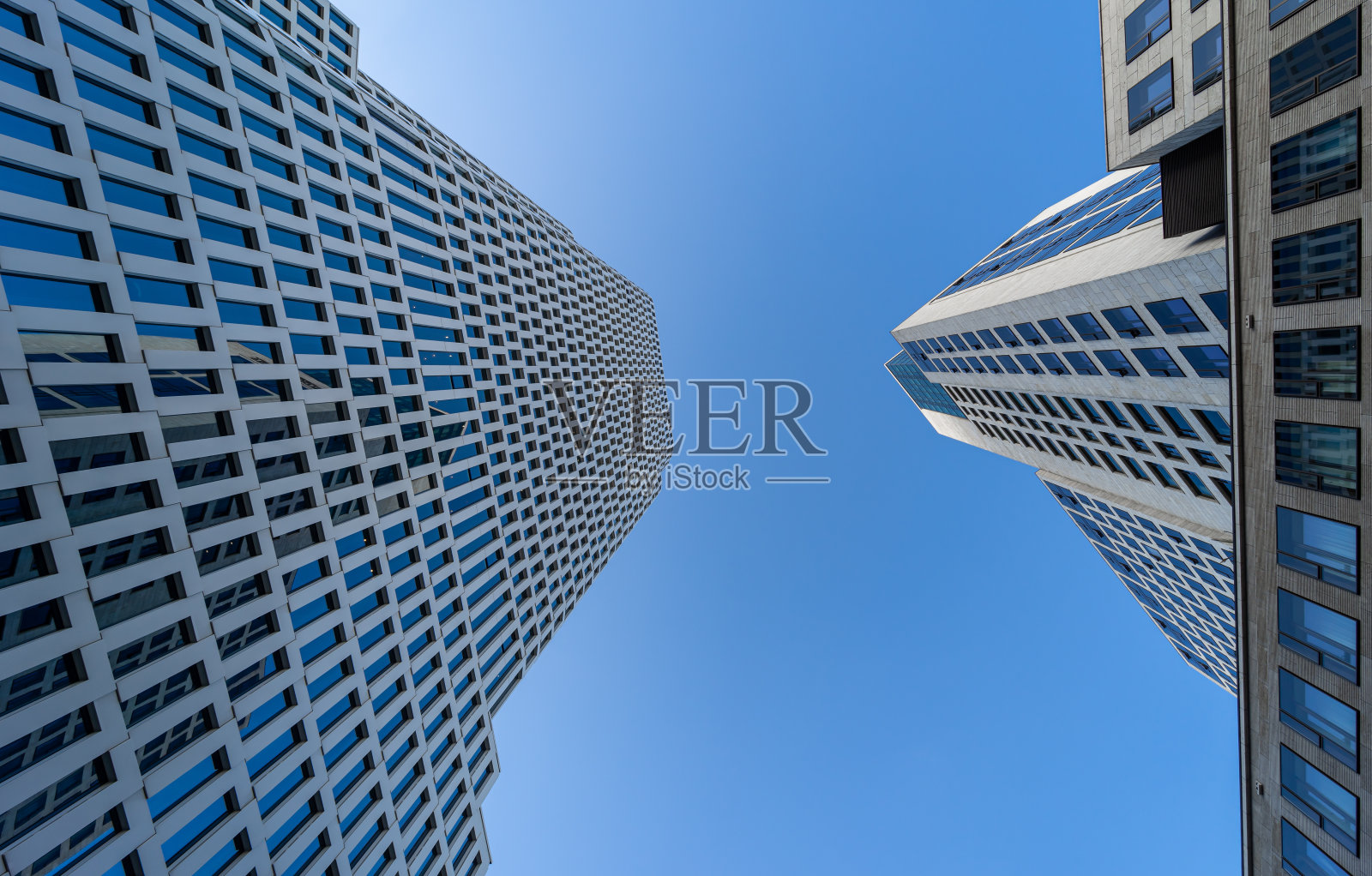 现代建筑的低角度视图，反对清晰的蓝天照片摄影图片