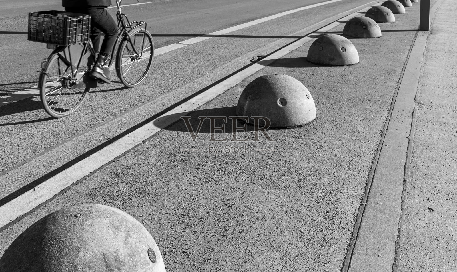 街道上骑自行车的人的低剖面照片摄影图片