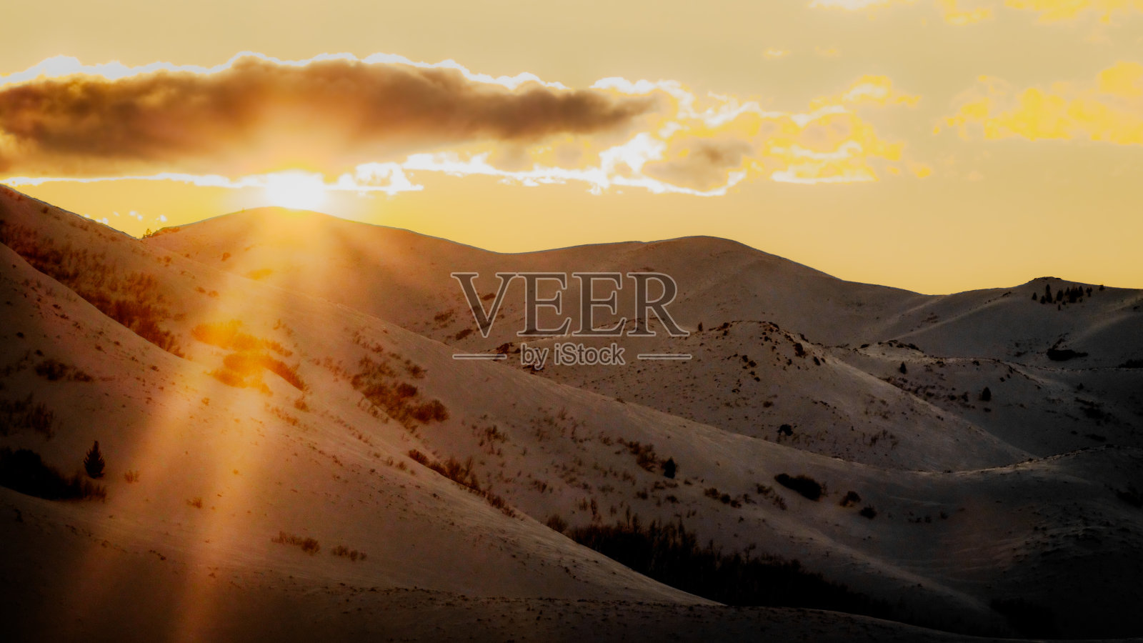 俄勒冈小径上的雪山日落照片摄影图片