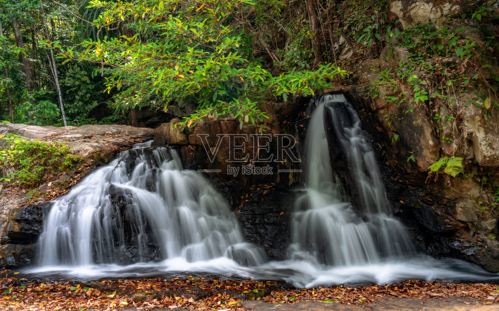 Ton Dad Fa瀑布(泰国名)，位于泰国宋卡的Khao Nam Khang国家公园，美丽而著名的瀑布。照片摄影图片