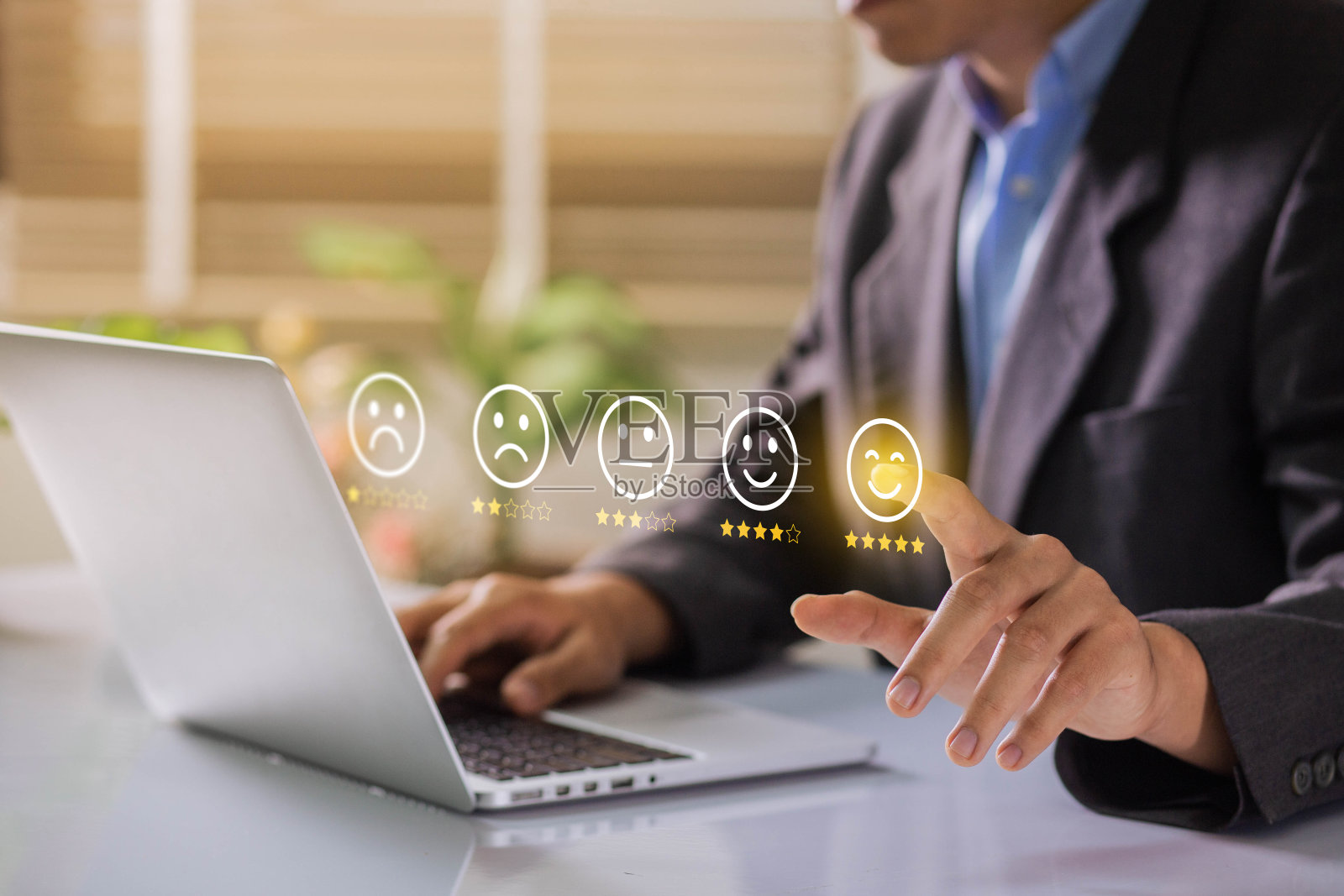 客户服务和满意理念。商家选择五星和快乐笑脸图标给予服务满意度，评价产品服务质量，反馈审核，质量好。照片摄影图片