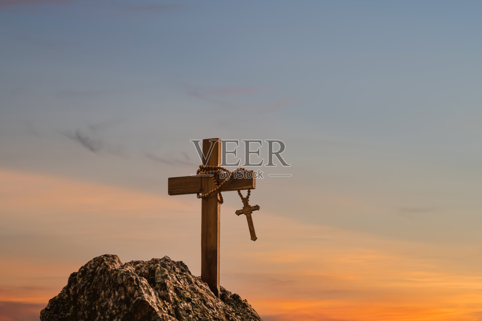 耶稣基督在日出时被钉死在十字架上-剪影山上的三个十字架照片摄影图片