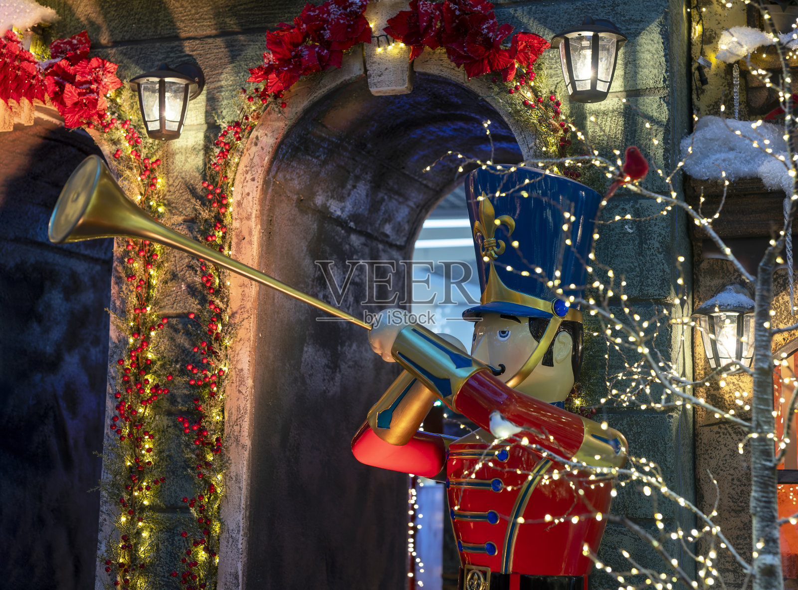 大胡桃夹子在户外小号上演奏音乐。圣诞玩具在大街上放寒假，平安夜照片摄影图片