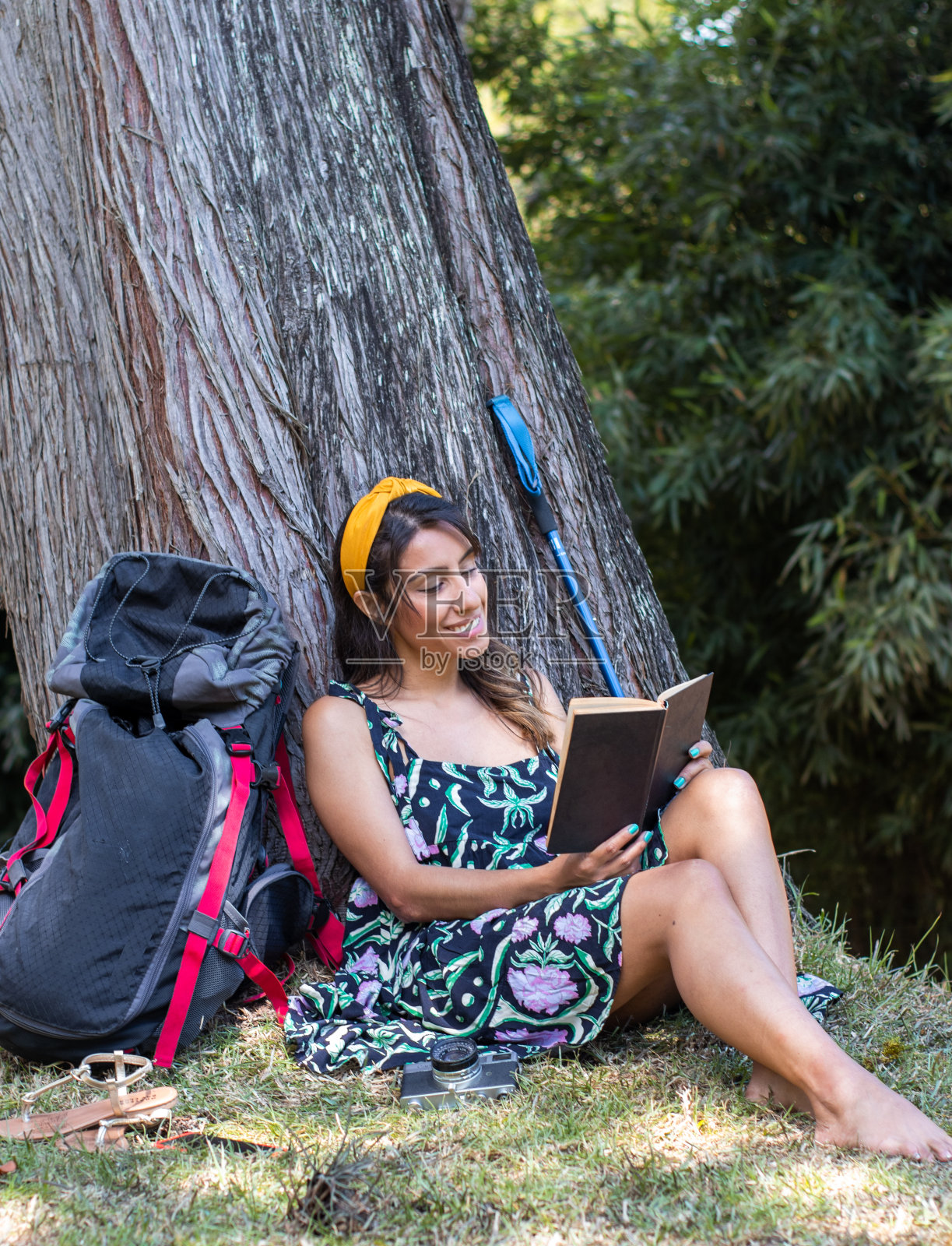 孤独的乐趣:一名女子在树林里看书，享受一段安静的时光照片摄影图片