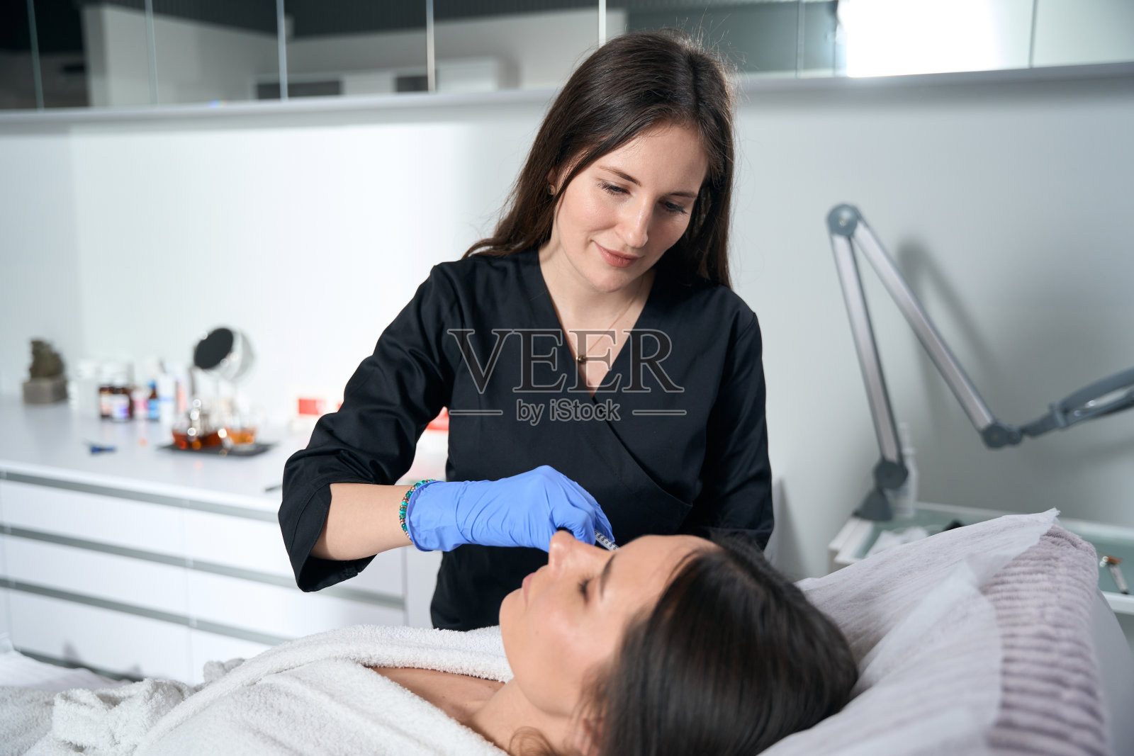 一名女子在美容院做面部抗衰老注射照片摄影图片