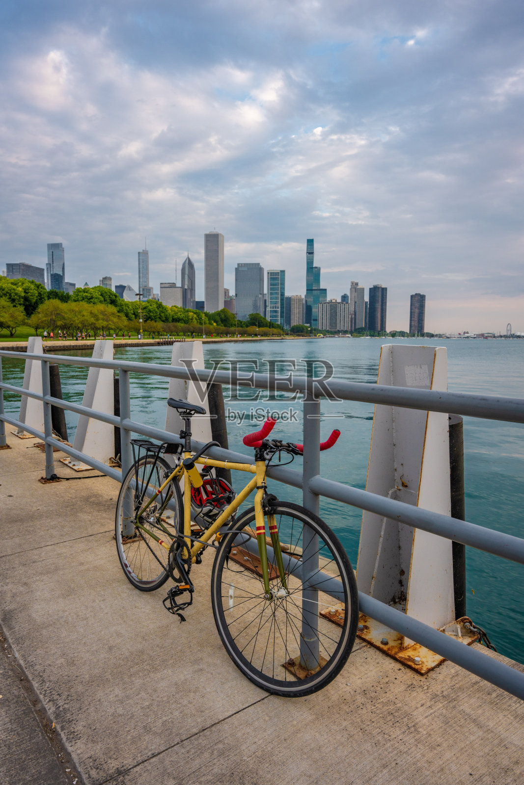 芝加哥，伊利诺伊州的天际线和密歇根湖与一辆黄色自行车照片摄影图片