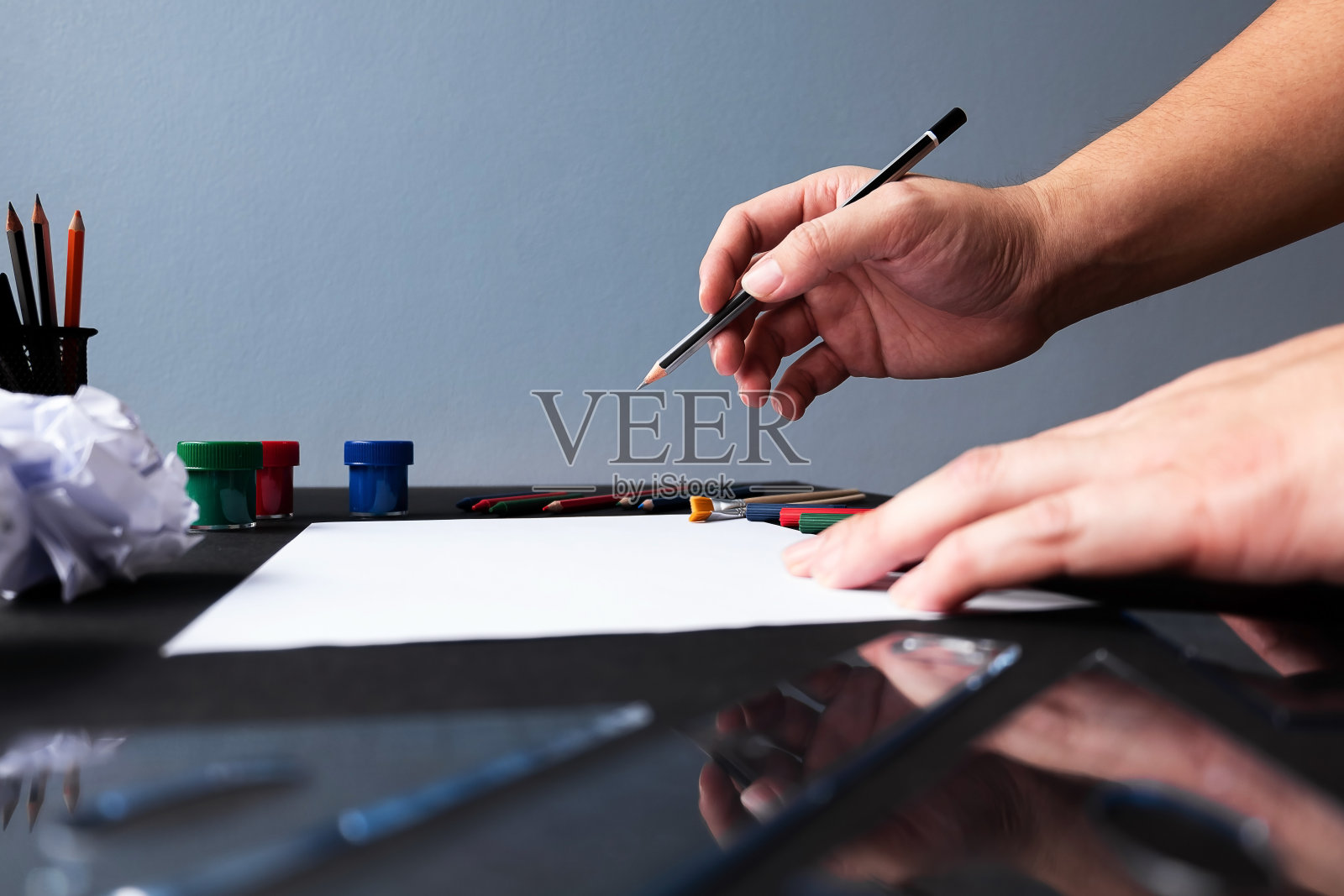 人手开始用铅笔在空白的白纸上画素描工具照片摄影图片