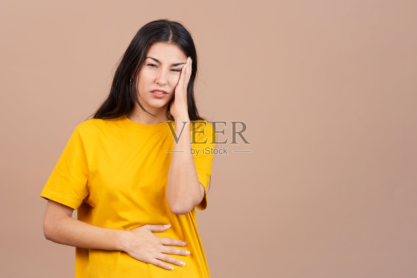 白人妇女手势身体不适和头痛照片摄影图片