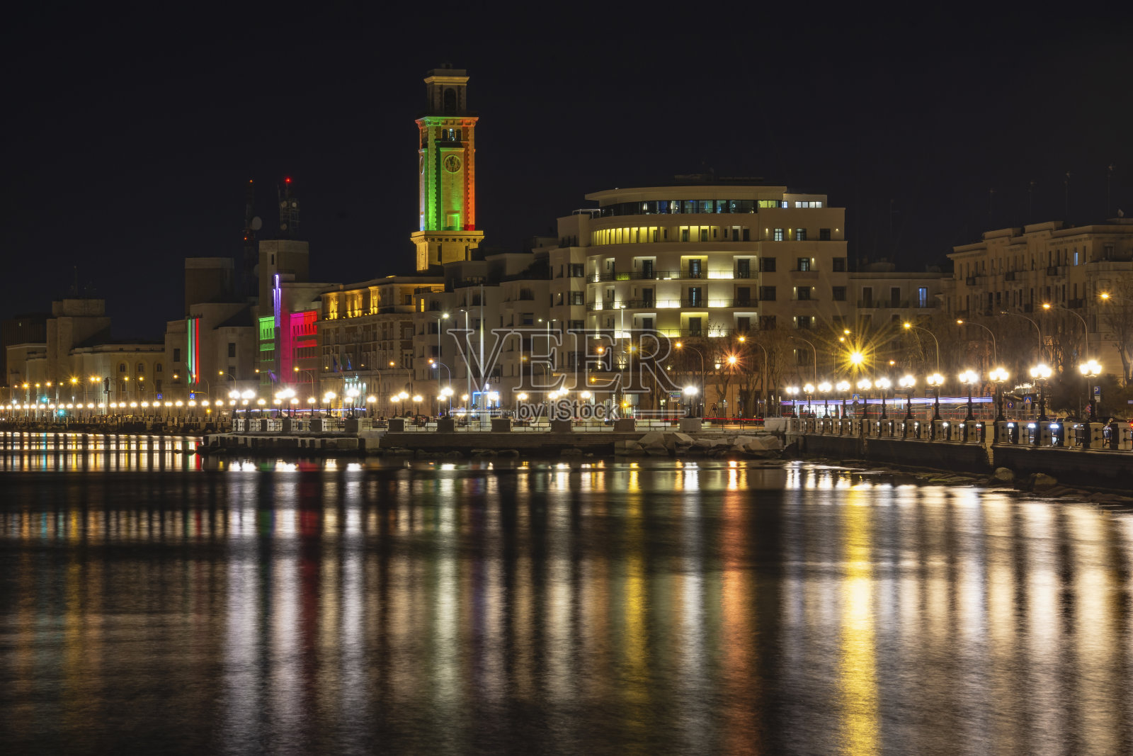 夜晚的巴里市中心照片摄影图片