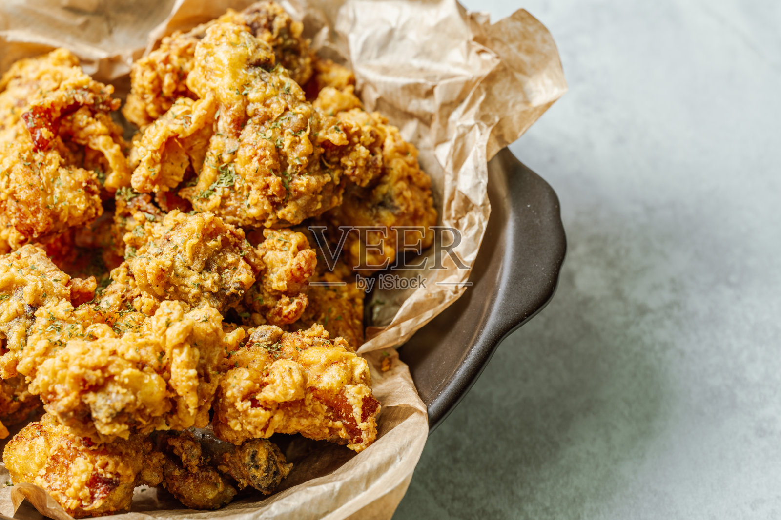 盘子里的韩式炸鸡照片摄影图片