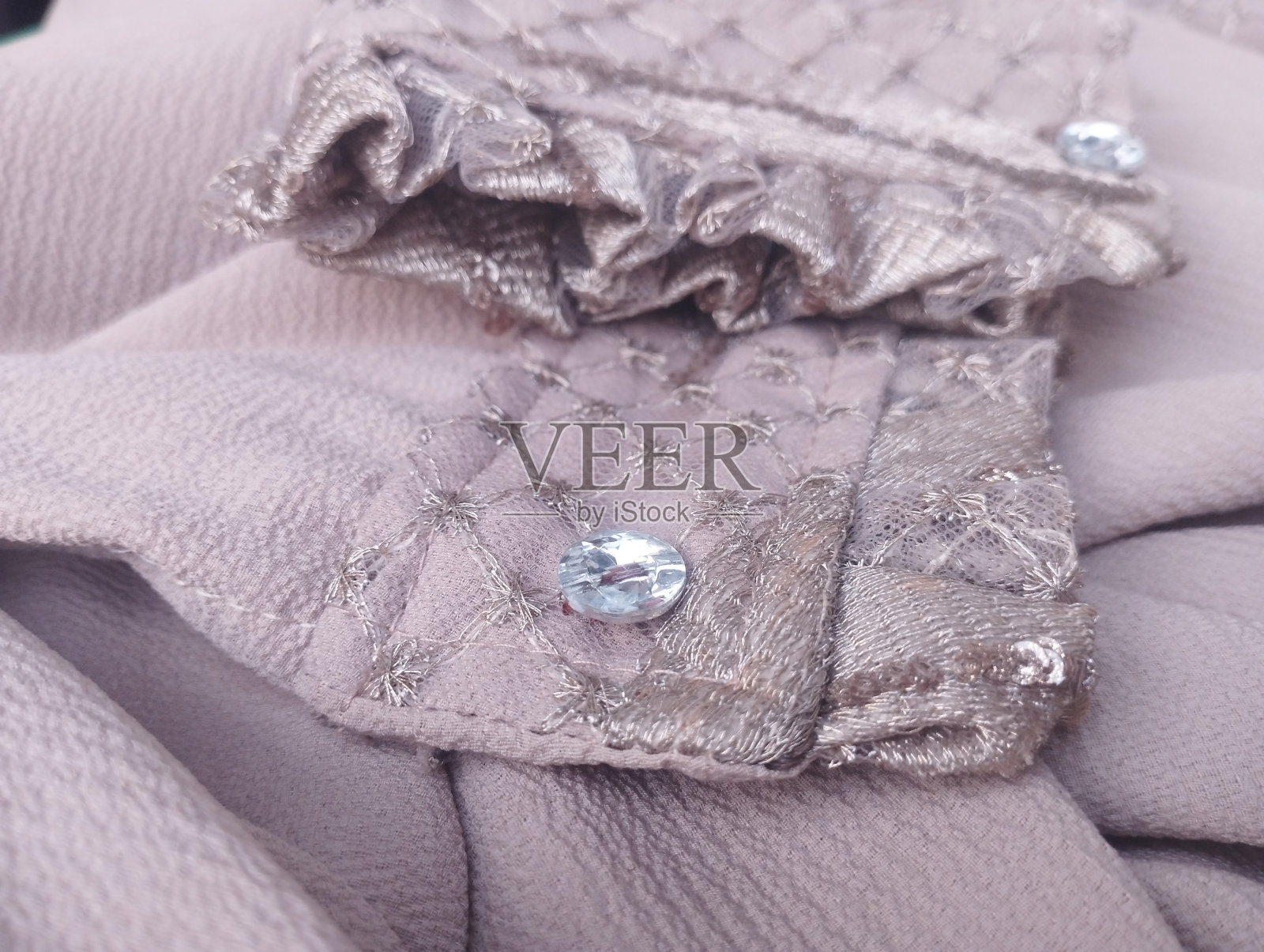 奢华的女性手腕，有纹理和纽扣。照片摄影图片