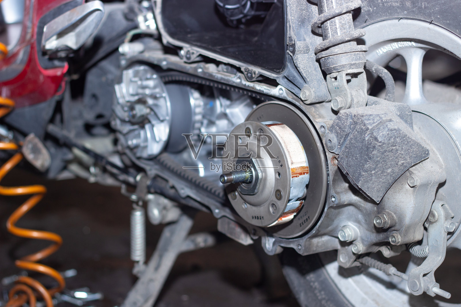 摩托车修理工检查自动变速器系统的状况照片摄影图片