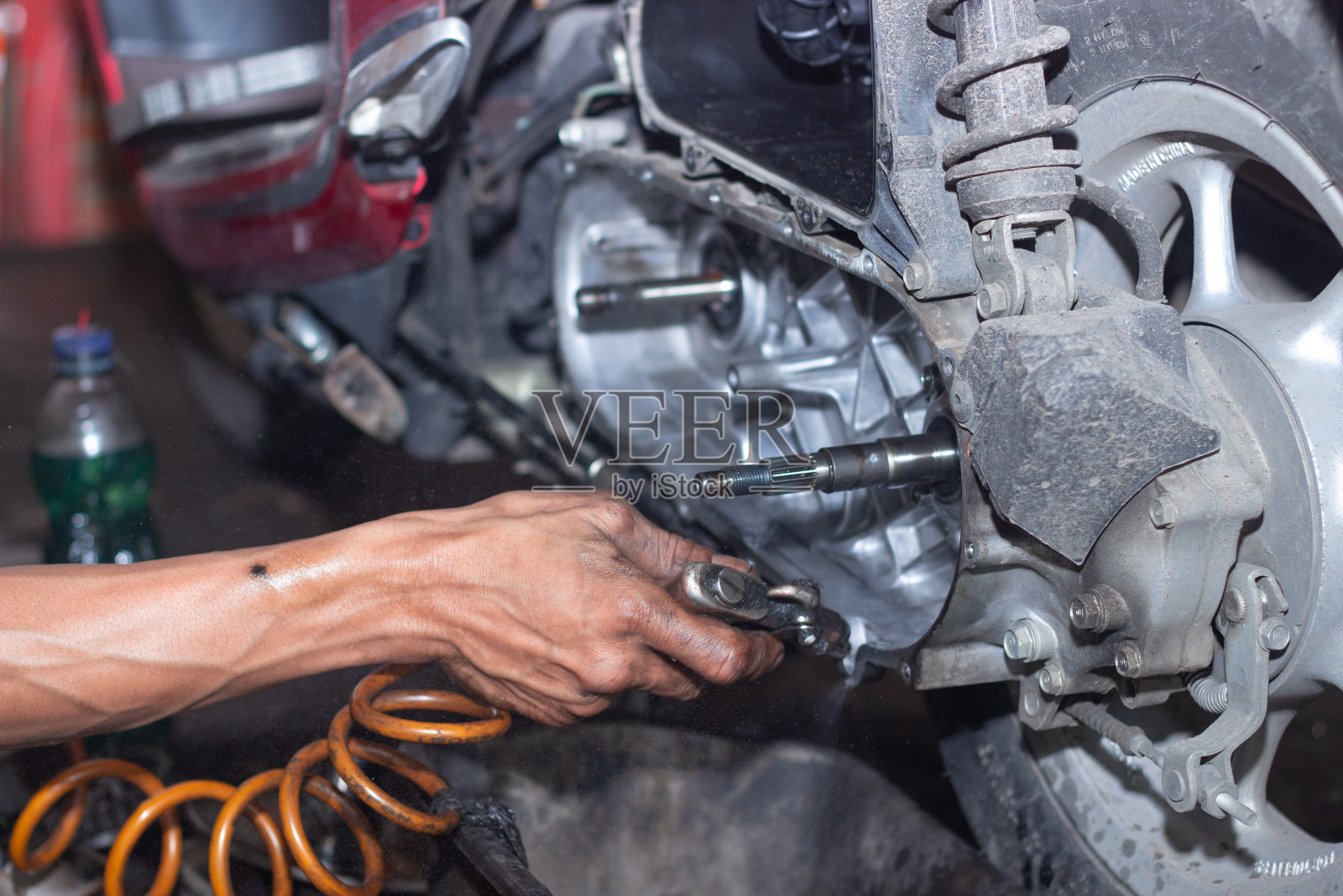 摩托车修理工检查自动变速器系统的状况照片摄影图片