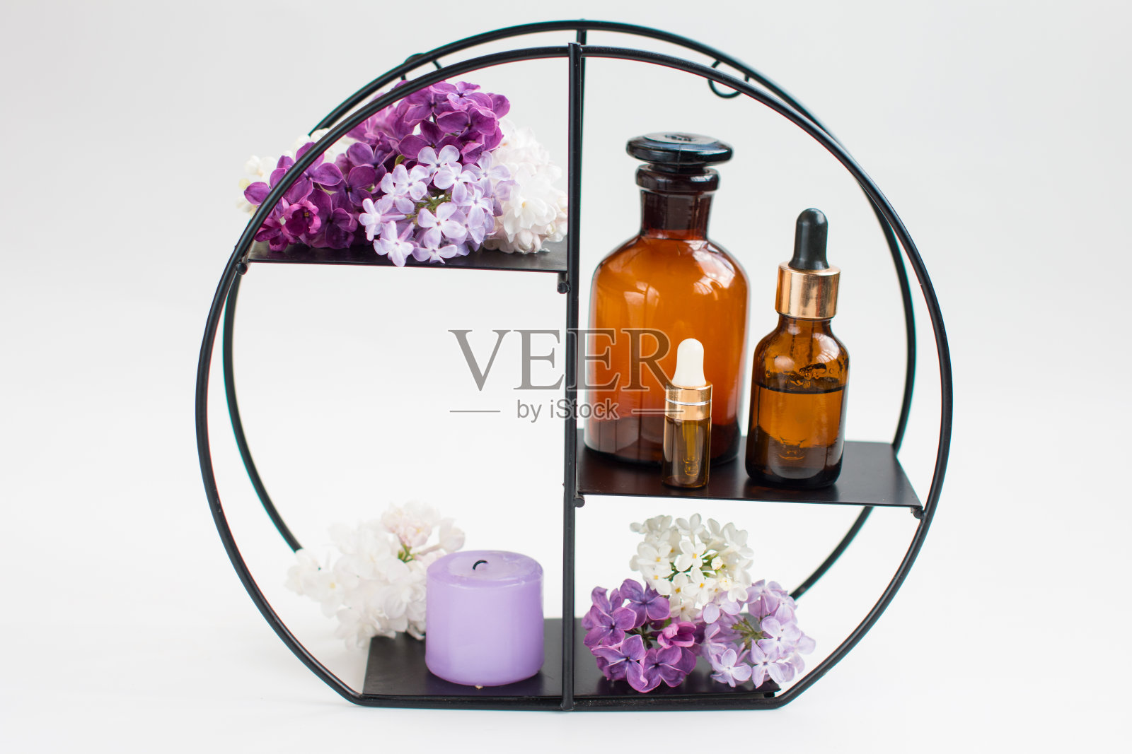 一个玻璃瓶，一个吸油和香水的吸管，还有一根冷杉树枝。芳香疗法，水疗沙龙概念照片摄影图片