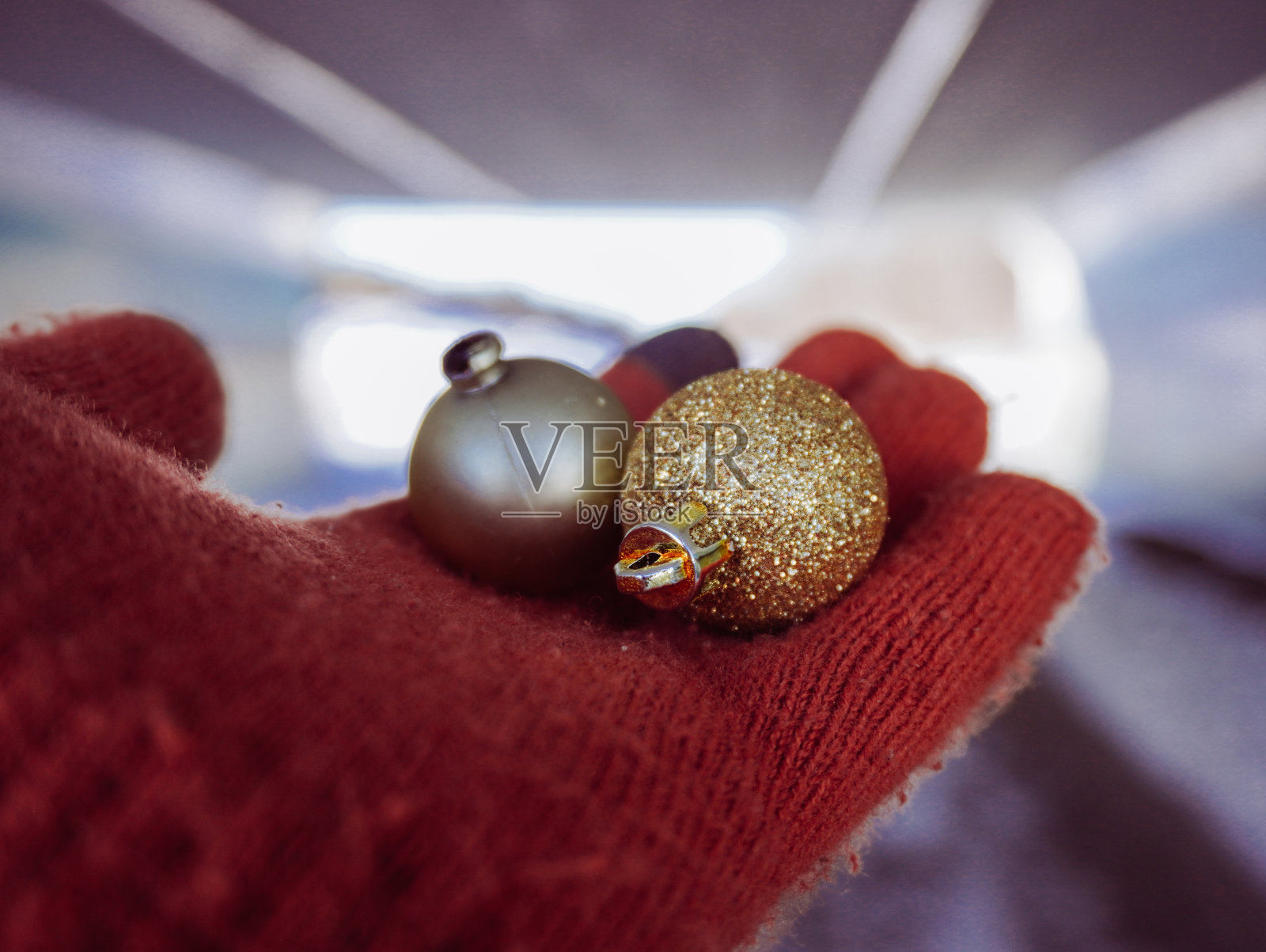 特写裁剪手拿圣诞装饰在隧道照片摄影图片