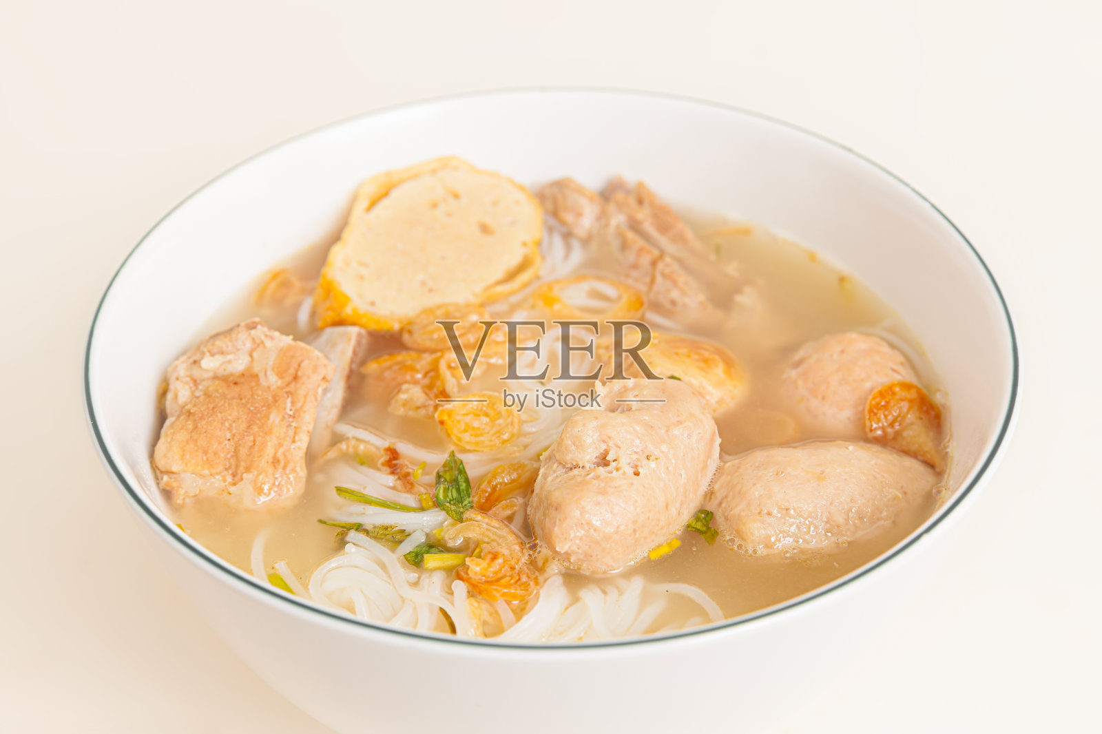 包馍，肉丸米粉，白色背景下的越南菜，特写照片摄影图片