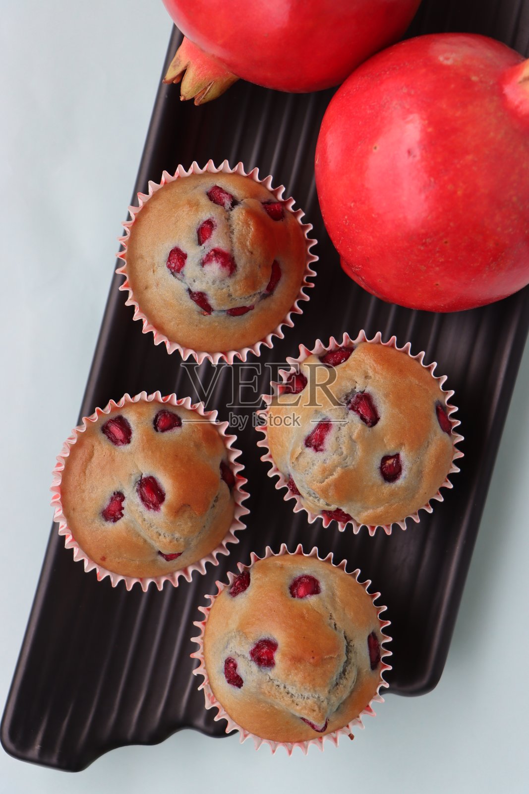 石榴杯蛋糕，新鲜水果蛋糕照片摄影图片