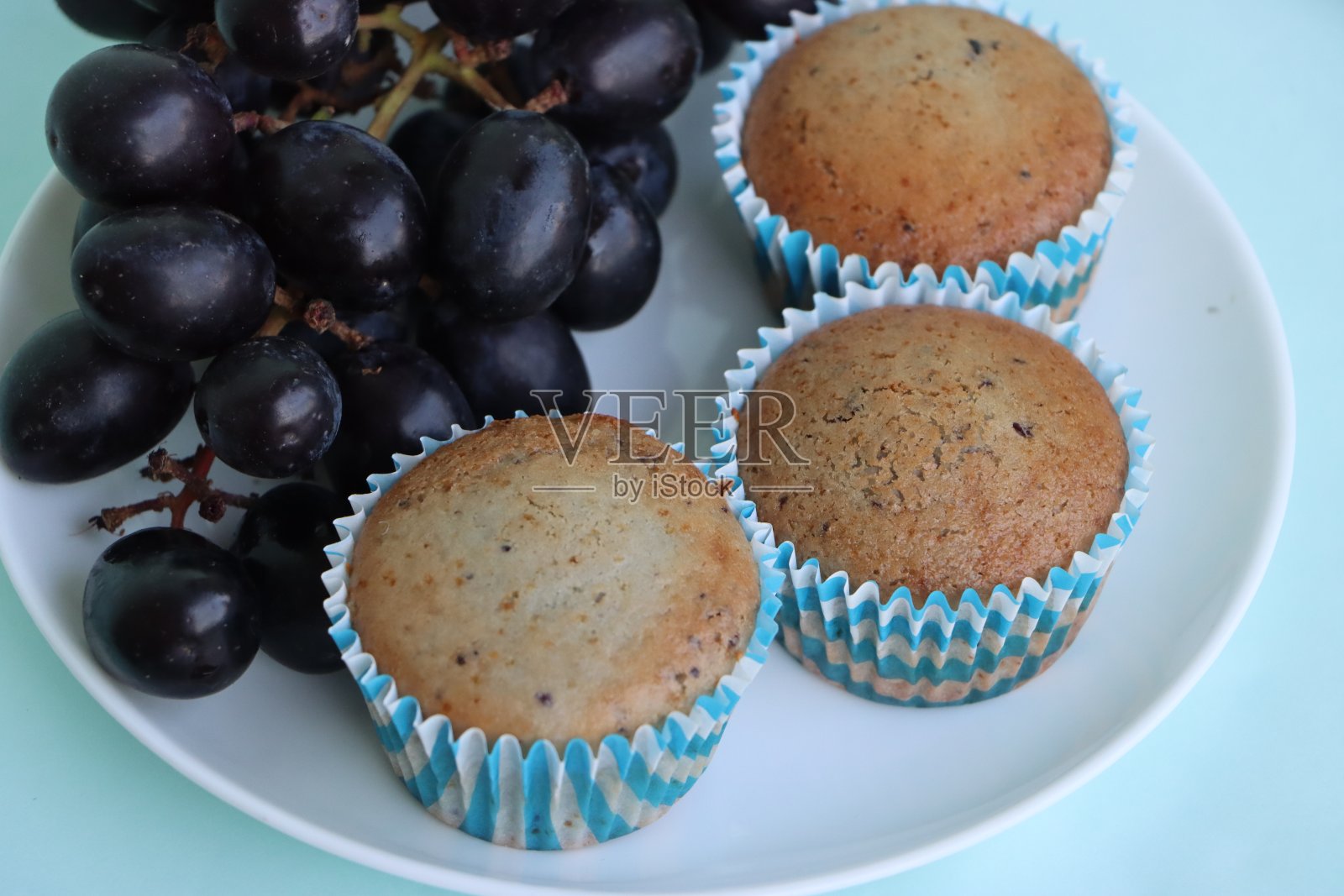 葡萄松饼，自家烘焙，新鲜烘焙，用新鲜葡萄碎烘焙的蛋糕照片摄影图片