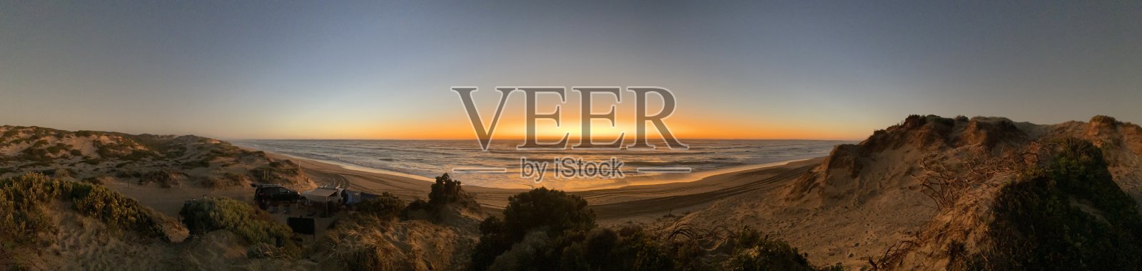 太阳在海滩的地平线上照片摄影图片